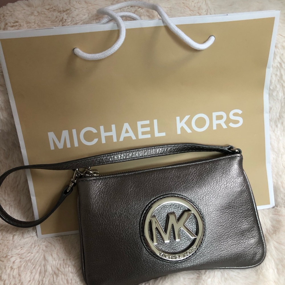 100%  AUTHENTIC

MICHAEL KORS Fulton Women's Wristlet Clutch Wallet. Leather